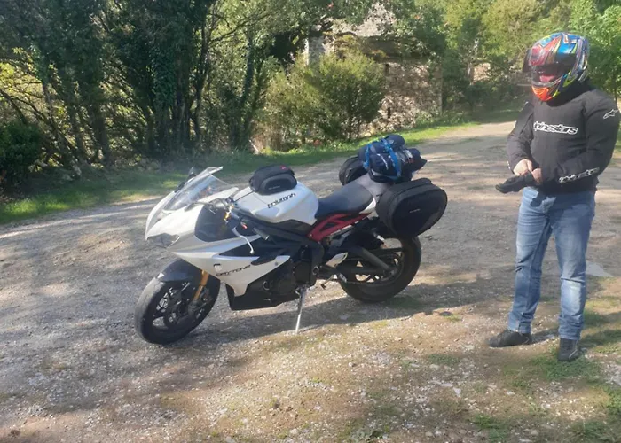 De Lascours, D'etape Pleine Nature. *